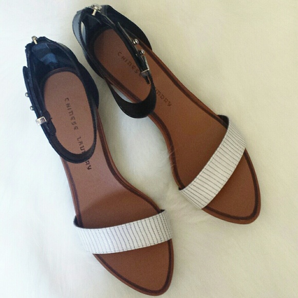 PM EDITOR PICK | Black & White Wedge Sandal - Picture 2 of 4
