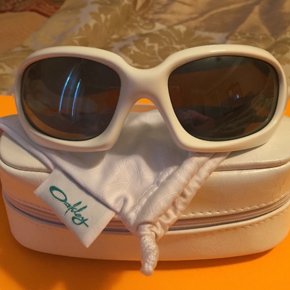 Oakley Accessories - 😎😎Oakley white sunglasses
