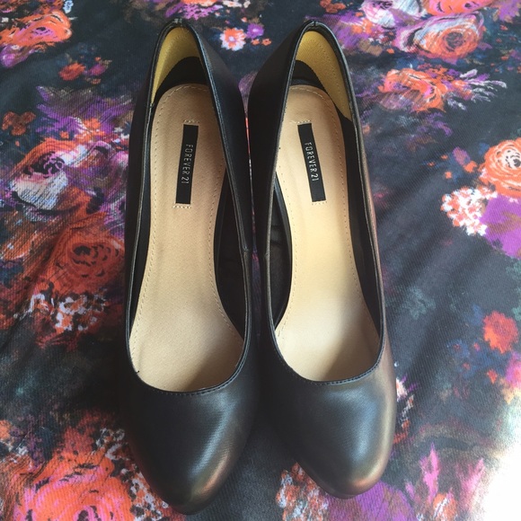 Black Platform Pumps