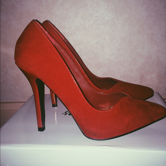 Lola Shoetique Red Pumps New w/o tags