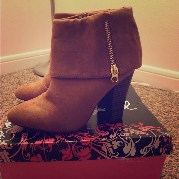 Qupid light brown suede booties