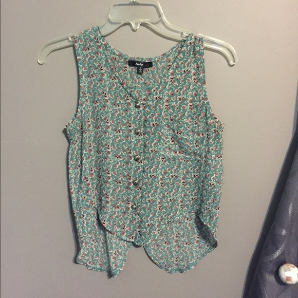 Cropped green top.
