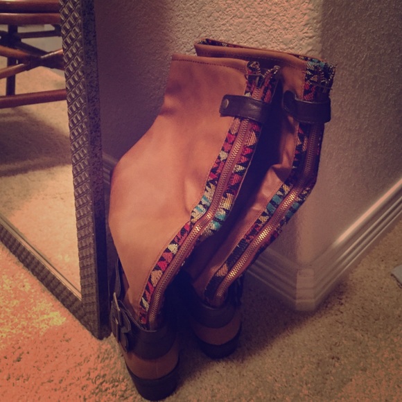 ✋🏼SOLD on Vinted! Pink and Pepper Aztec boots