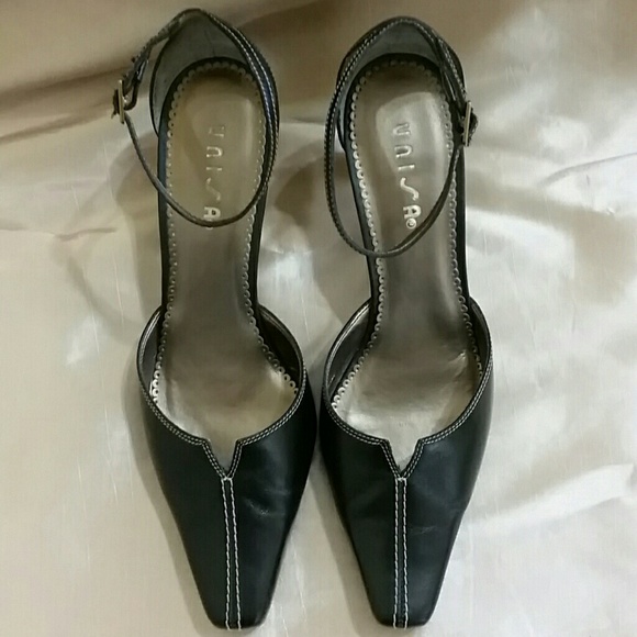 unisa black pumps