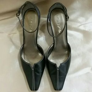 Unisa black pumps