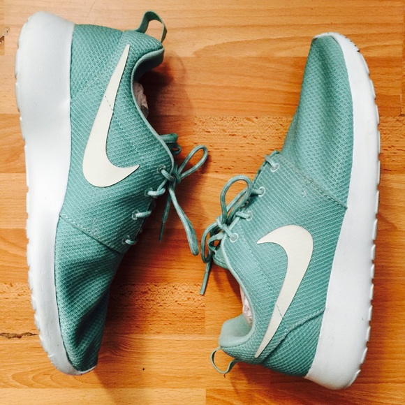Nike Shoes - Nike Roshe Runs