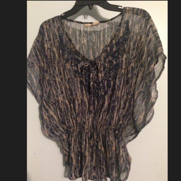 Top with cinched waist, flowy and very cute