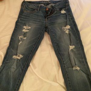 Destroyed blue jeans/jegging