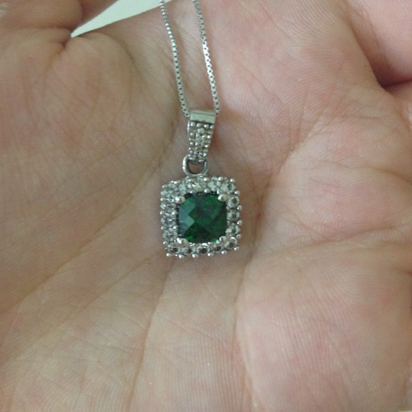 Beautiful emerald green necklace!
