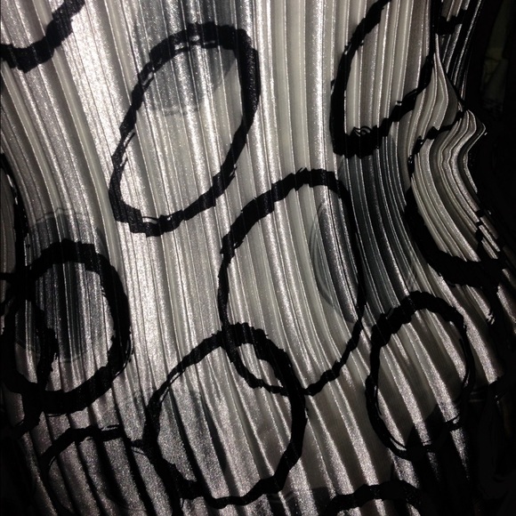 Shiny Abstract Print Top - Picture 2 of 4