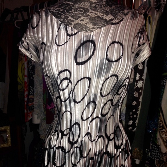 Shiny Abstract Print Top - Picture 3 of 4