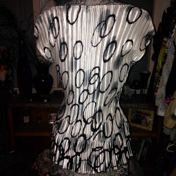 Shiny Abstract Print Top - Picture 4 of 4
