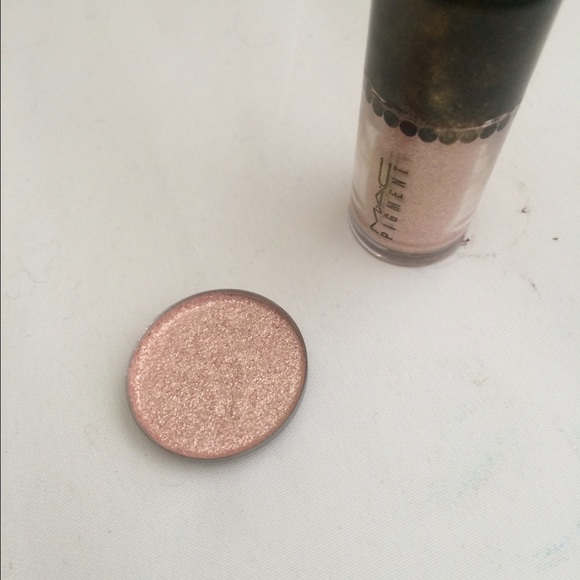 MAC Whisper Pink Pressed Pigment