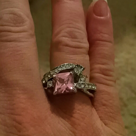 Beautiful ring - Picture 2 of 4