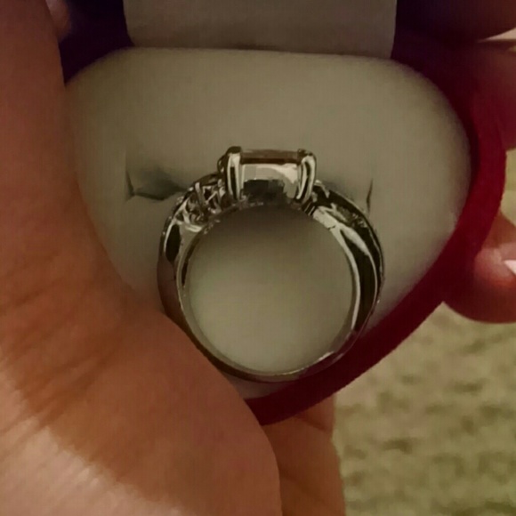 Beautiful ring - Picture 4 of 4