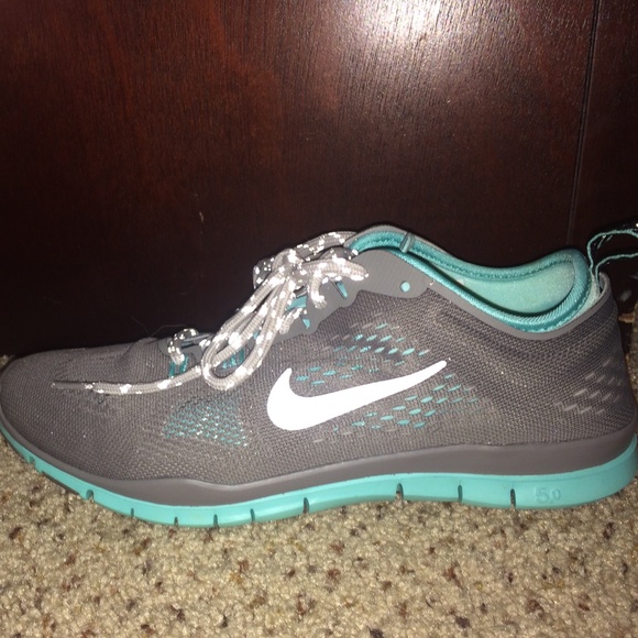 Size 7 nike free 5.0 worn ONE TIME!! Super cute😍