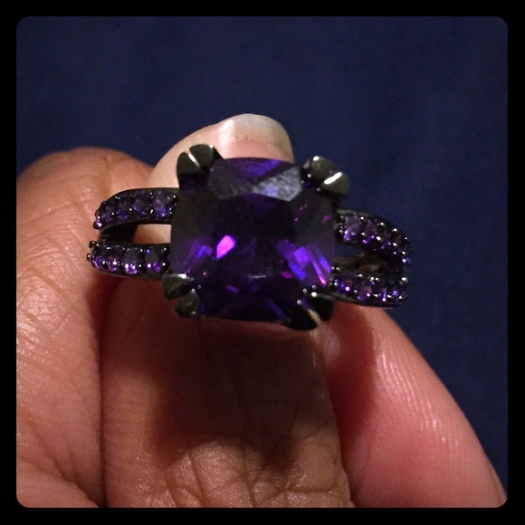 Jewelry - Beautiful New Purple Ring