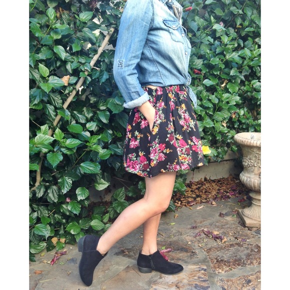 🚫 SOLD🚫Floral black/pink A-line skirt - Picture 2 of 3