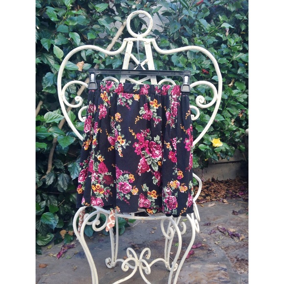 🚫 SOLD🚫Floral black/pink A-line skirt - Picture 3 of 3