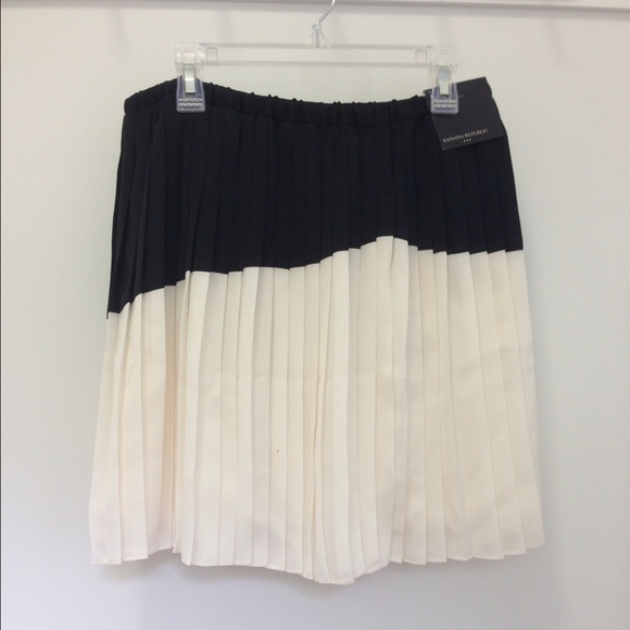 Banana Republic Black & Cream Pleated Skirt - Picture 3 of 4