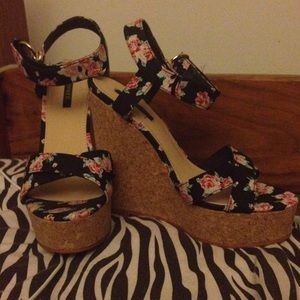 Femme floral wedge sandals. Forever 21. Size: 5