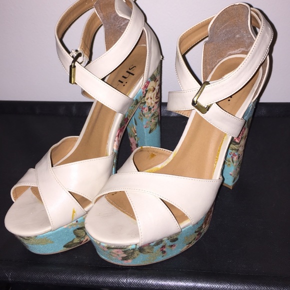 SHI Floral Chunky Heel Pumps - Picture 2 of 4