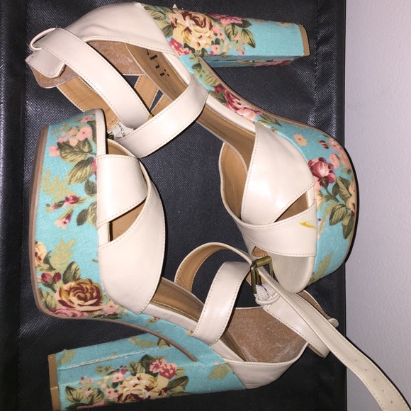 SHI Floral Chunky Heel Pumps - Picture 3 of 4