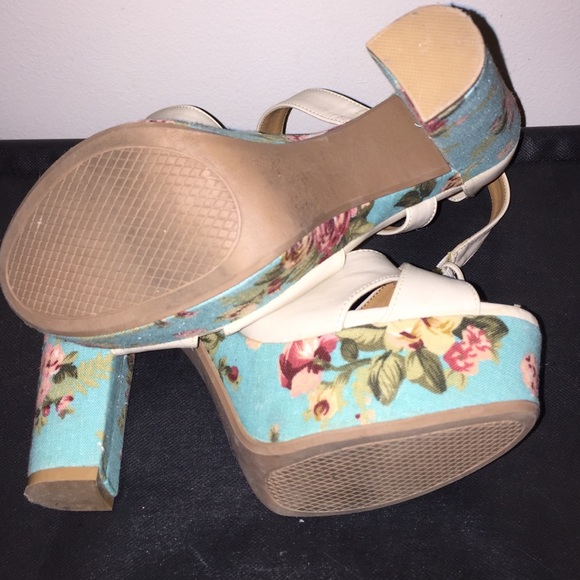 SHI Floral Chunky Heel Pumps - Picture 4 of 4