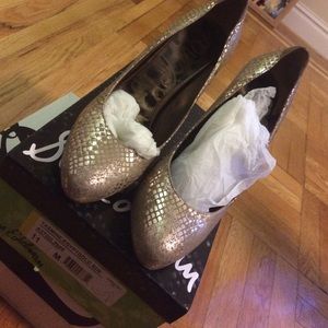 Gold Egyptian style pump