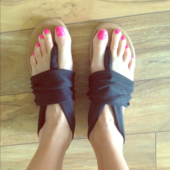 CL Laundry Black Slings