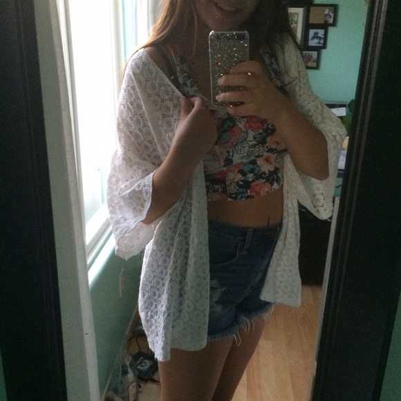 •SOLD• White Crotchet Detailed Kimono