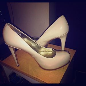 Nude Guess Pumps