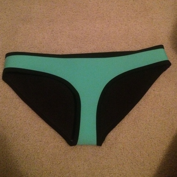 Triangl swimsuit - Picture 2 of 3