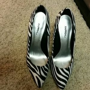 ladies pumps (only worn once)