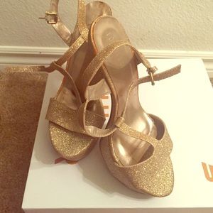Gold sparkle heels.... Must go!
