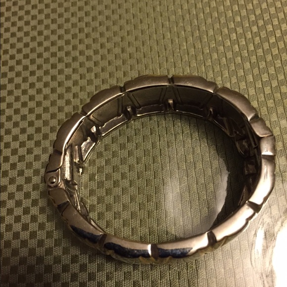 Gold tone bracelet