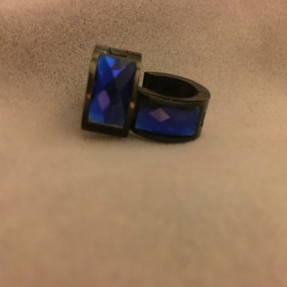 Earring - Picture 1 of 2