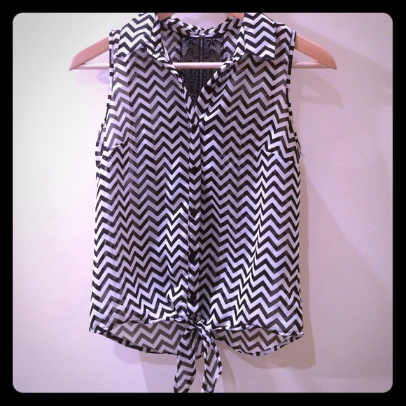 CHARLOTTE RUSSE B&W CHEVRON TOP