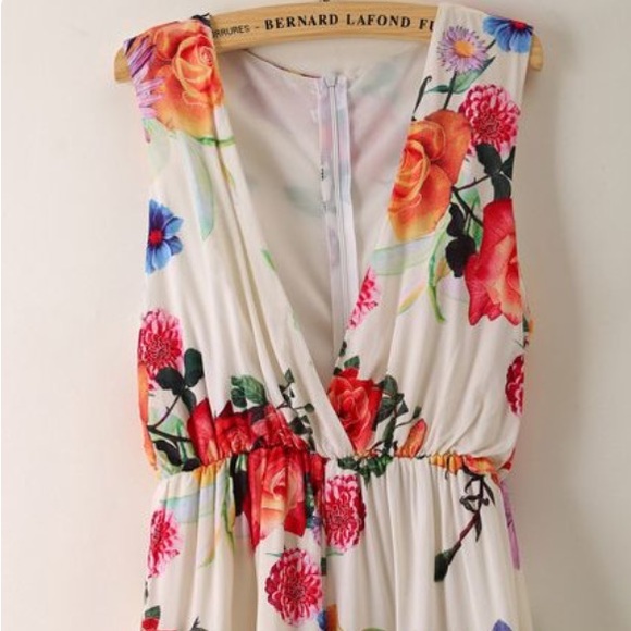 White floral romper never worn! Size small
