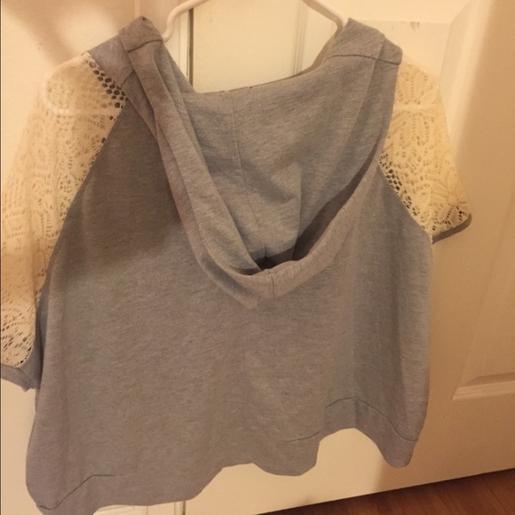 Material girl hooded cape with lace sleeve - Picture 4 of 4