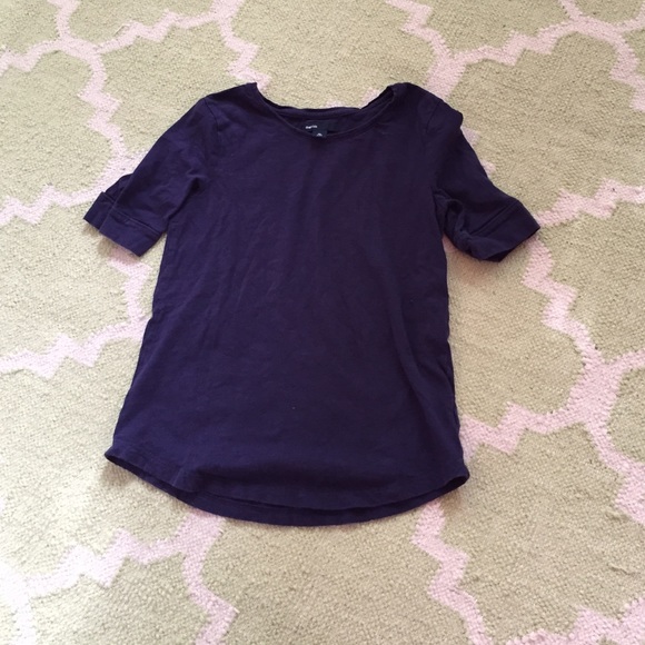 Gap navy blue shirt. Gets longer in back. - Picture 1 of 1