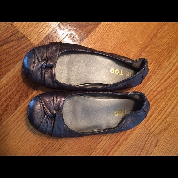 Me Too leather flats. Size 6.5.