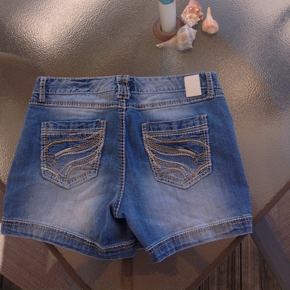 Denim shorts Maurcies Brand great condition - Picture 2 of 2