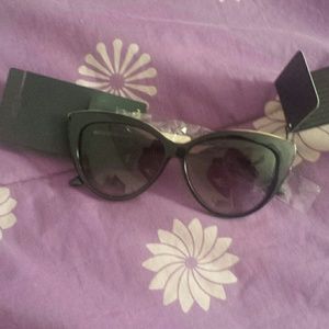 Black cat eye sunglasses NWT