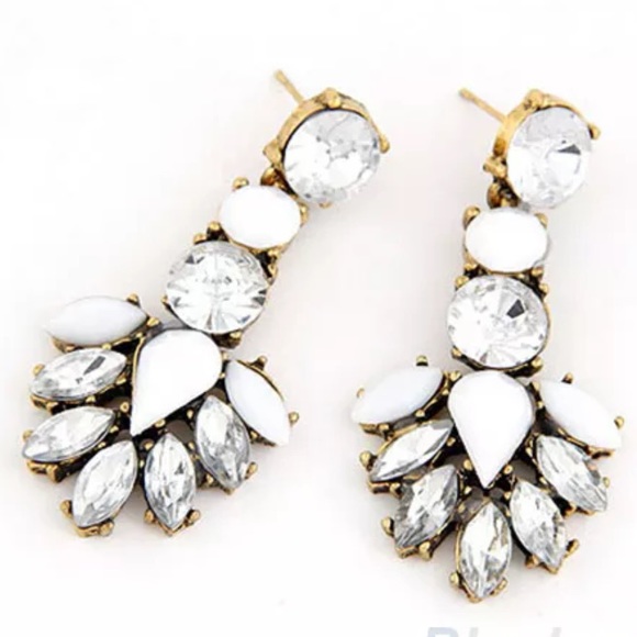 🔥STUNNING Silver & White Rhinestone Earrings