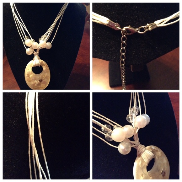 Beautiful Fashion Necklace - Picture 2 of 3