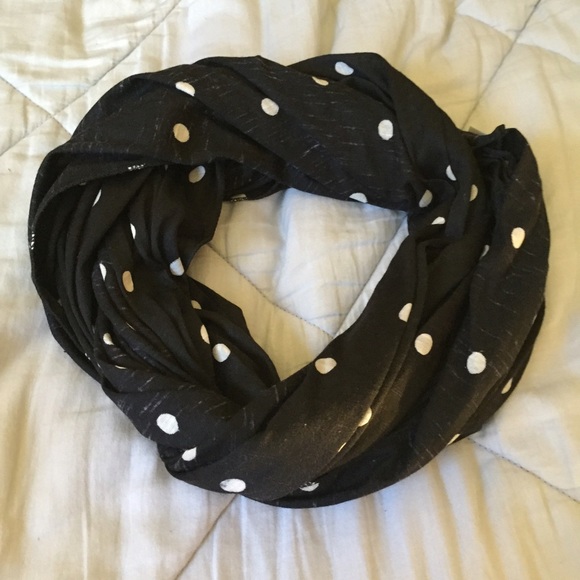 Old Navy 🍒 Polka dot infinity scarf