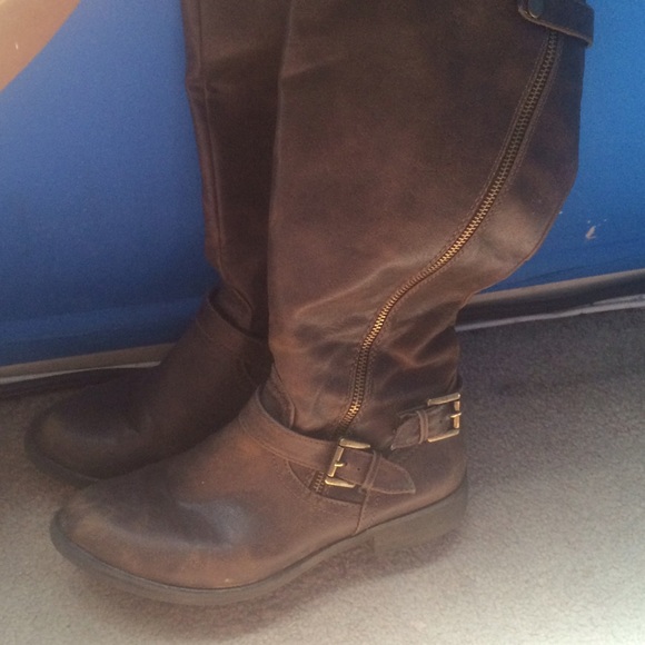 Brown winter boots