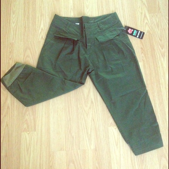 Army green cropped pants