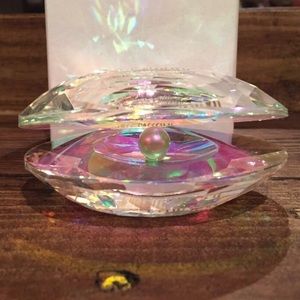 Oleg Cassini Oyster Figure